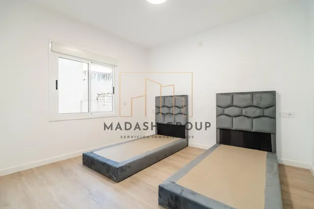 Exclusiva vivienda de 4 dormitorios, totalmente reformada, a 550m del puerto y la playa de Cambrils. — 18