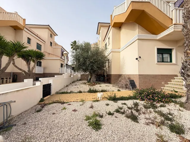 BUNGALOW EN PLANTA BAJA EN ROJALES CON JARDÍN DE 90 M2. 2 DORM. 1 BAÑO. SUPERFICIE DE 75 M2. PISCINAS COMUNITARIAS. — 7