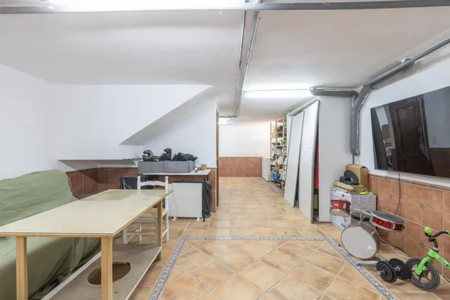 Casa independiente con piscina en La Zubia. — 33