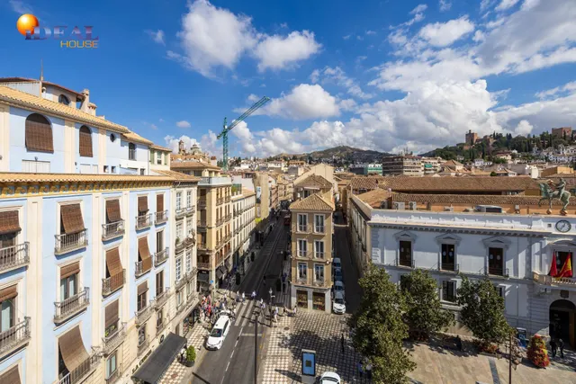 GRAN PISO EN PLAZA DEL CARMEN FRENTE AL AYUNTAMIENTO. — 13