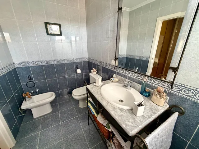 Chalet pareado tipo tríplex de 266 m2 con 4 dormitorios, terrazas, garaje y bodega en Aguadulce Sur — 24
