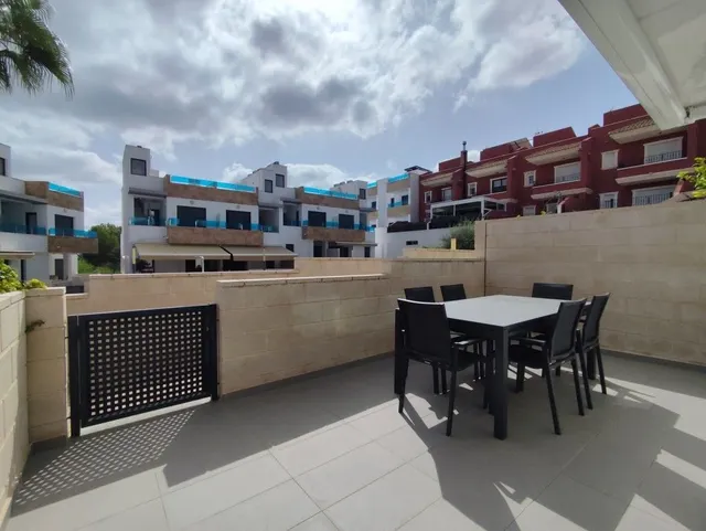 Casa adosada en venta en Bigastro con 3 dormitorios, 3 baños, solárium privado de 39 m2 y piscina comunitaria — 32