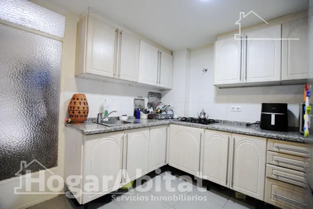 ¡GRAN OPORTUNIDAD! MUY AMPLIO DE 4 DORMITORIOS, CON BALCÓN J - foto 4