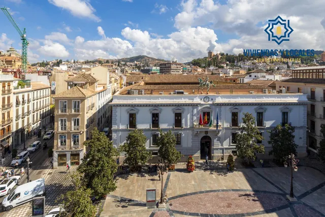 GRAN PISO EN PLAZA DEL CARMEN FRENTE AL AYUNTAMIENTO. — 40