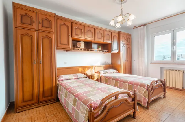 Casa con finca, seis dormitorios y amplio garaje a tres minutos del centro de noreña — 11