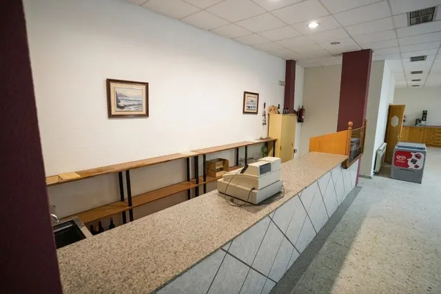 Local comercial de hostelería con gran terraza y salón de eventos en Guadiana. — 41