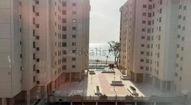 Apartamento en Benicàssim de tres dormitorios y piscina en B - foto 2
