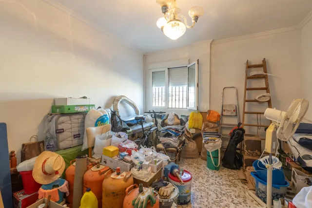 Casa en planta baja con cuatro naves y local — 30