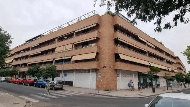 PLAZA DE APARCAMIENTO EN AVENIDA CAÑITO BAZÁN ( TABLERO BAJO ) — 24
