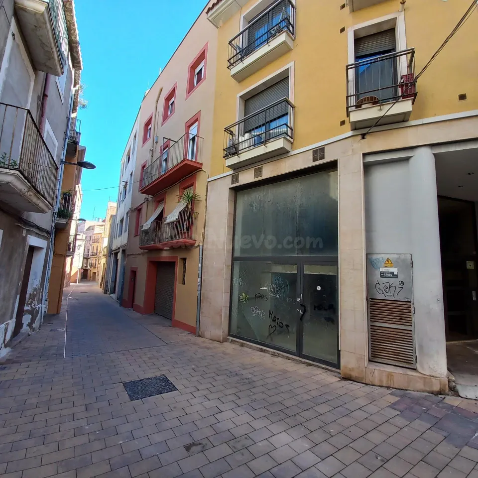 Local comercial con altillo.