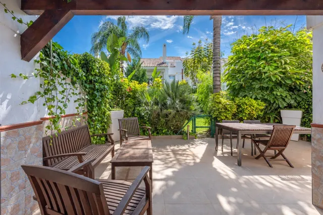 CASA PAREADA CON PATIO, DOS TERRAZAS Y ACCESO DIRECTO A LA P