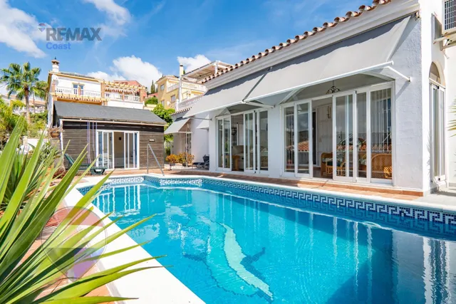VILLA INDEPENDIENTE CON PISCINA, GRANDES TERRAZAS Y VISTAS AL MAR EN BENAJARAFE — 25