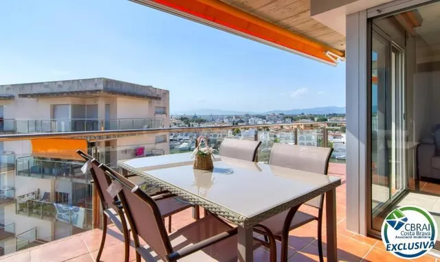 Luminoso ático con terraza, piscinas, parking y trastero en 