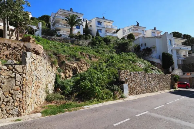 Parcela urbana de 649 m2 en Puig Rom (Roses) con vistas y gr - foto 2