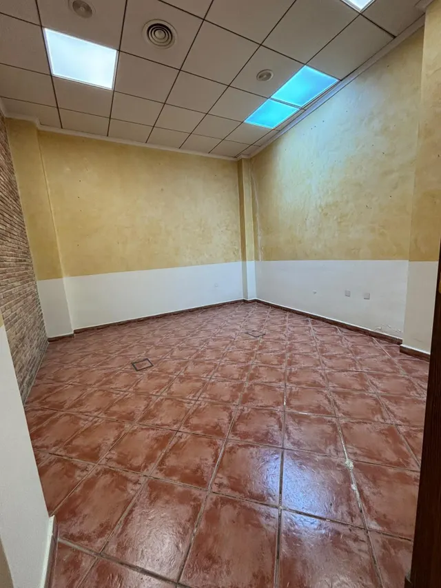 LOCAL COMERCIAL DE 300 m2 – ALQUILER CON OPCIÓN DE COMPRA — 33