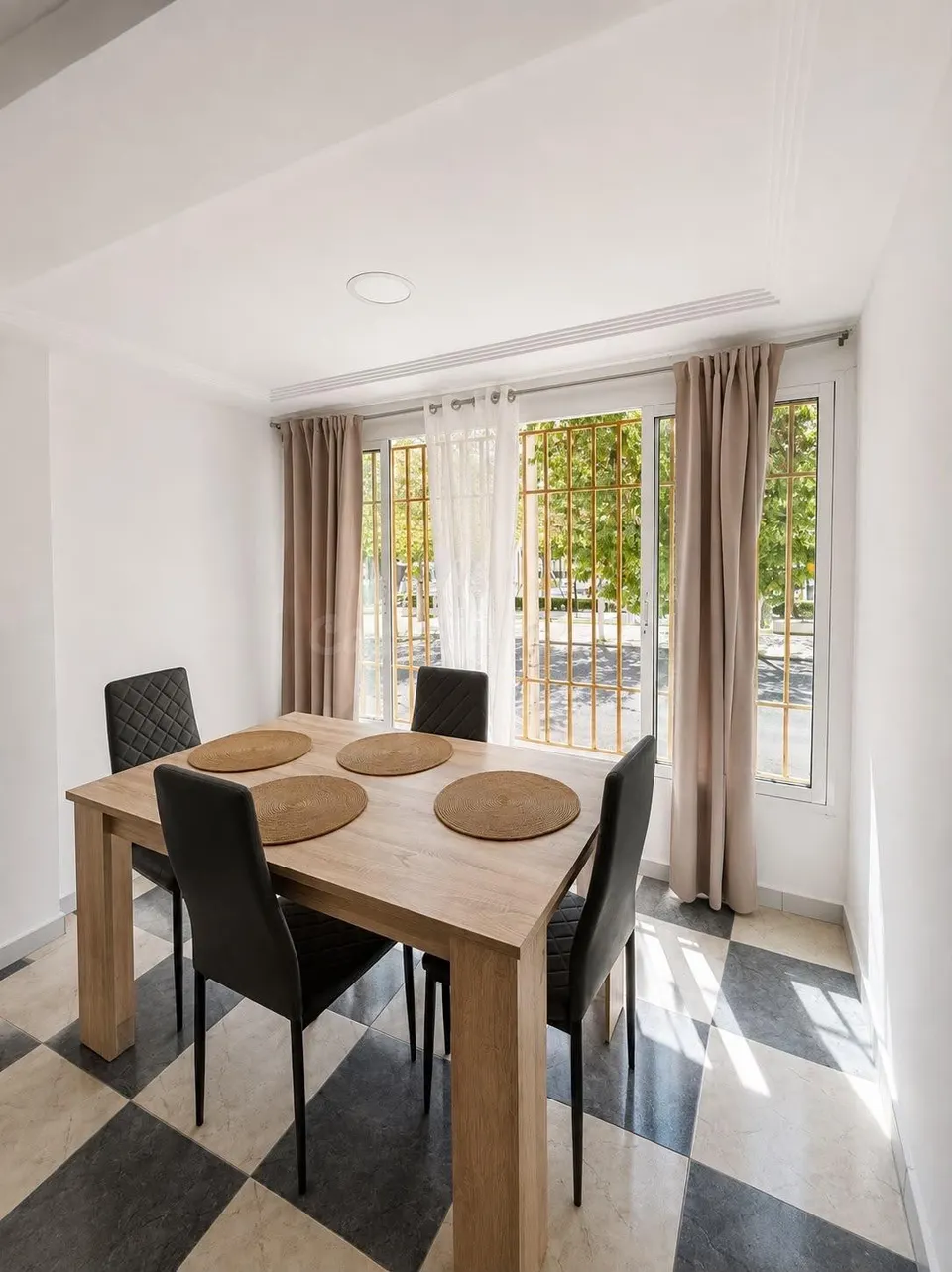Piso de 3 dormitorios con patio y garaje en Elche