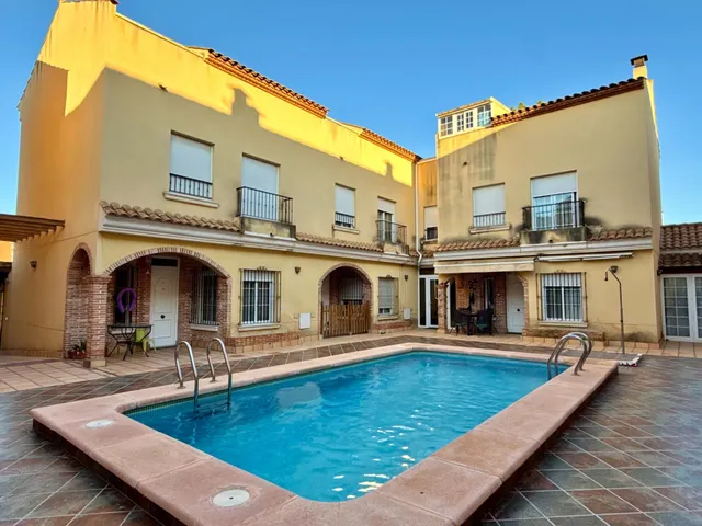 Bungalow con jardín privado, garaje y piscina comunitaria en Santa Pola — 2