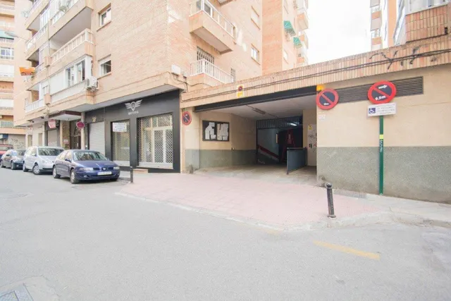 Se vende plaza de aparcamiento cerrada junto Alhamar — 10