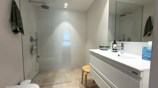 Apartamento de lujo a pasos de la playa con vistas al mar y pisicna comunitaria con  parking y trastero — 18