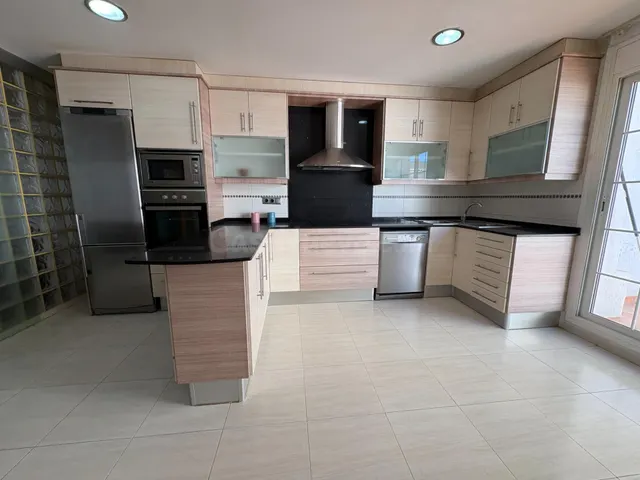 Casa reformada con local comercial en L’Aldea, junto al Delt - foto 5