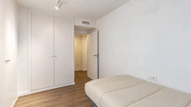 Piso de 3 habitaciones con vistas al mar y piscina junto a la Marina de Valencia — 16
