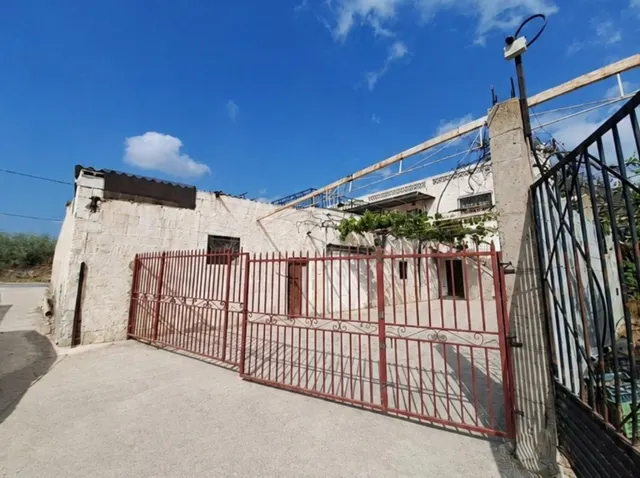 Amplia vivienda,con terraza y muchas posibilidades