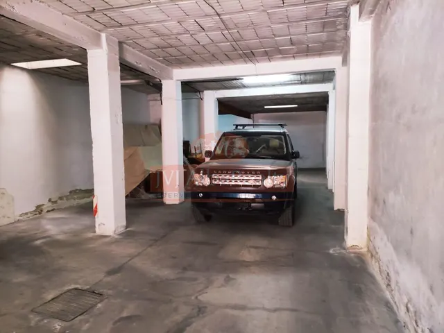 SE VENDE LOCAL CON VADO, EN ZONA ENSANCHE-CIRCUNVALACION. — 3