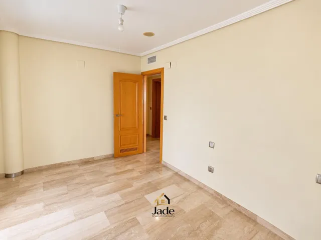 AMPLIO PISO SIN AMUEBLAR EN PLENO CENTRO – 3 DORMITORIOS Y 2 BAÑOS — 16