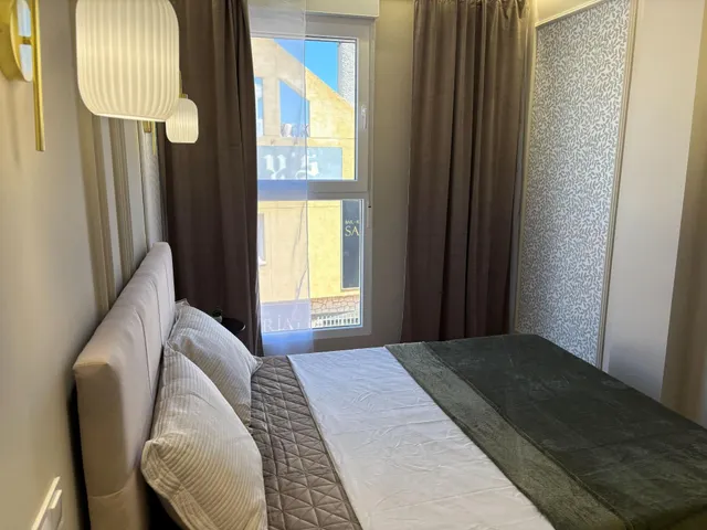 Apartamento céntrico, luminoso, y elegantemente reformado (1.ª planta). Balcón con orientación este, piscina comunitaria y a solo 800 m de Playa del Cura. — 14