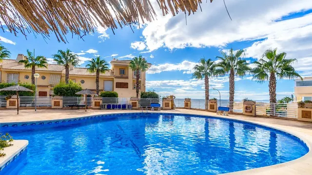 DÚPLEX DE 3 DORMITORIOS EN PRIMERA LÍNEA DE PLAYA CON VISTAS - foto 2