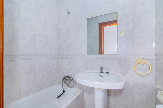 Amplio Chalet en Zaidín, Granada - Oportunidad de Inversión — 18