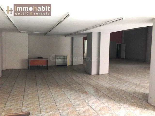 LOCAL DE 80 M2 MAS 55 M2 DE ALTILLO EN CAP PONT - foto 2