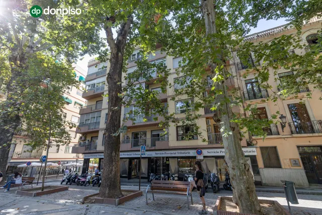 Piso en esquina con terraza y vistas a Plaza Mariana Pineda, Granada — 48