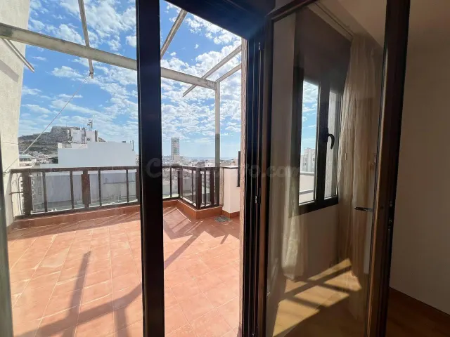 Ático reformado con vistas panorámicas al mar y al Castillo  - foto 3