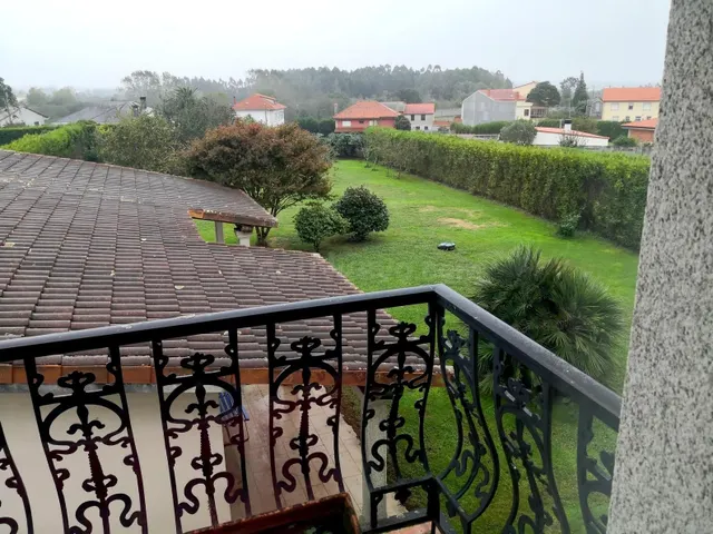 Excelente casa con finca de 2300 metros en Carballo - foto 2