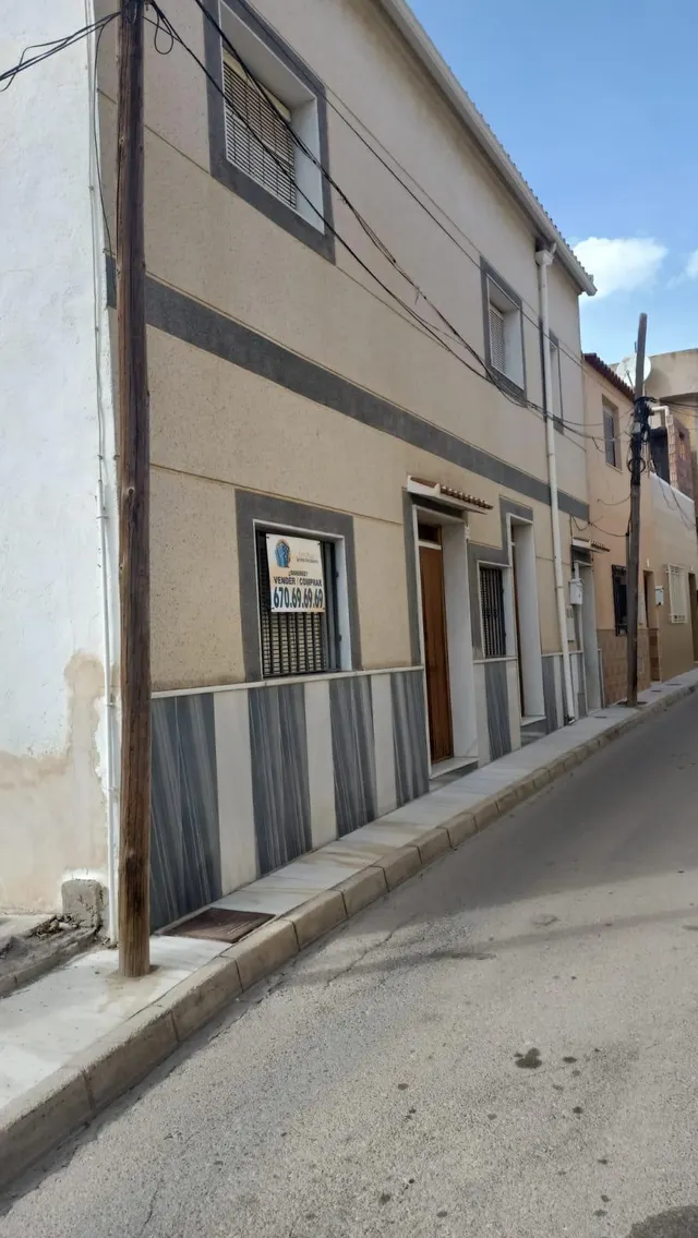 CASA FAMILIAR EN FINES ( ALMERÍA) DE 7 habitaciones. — 2