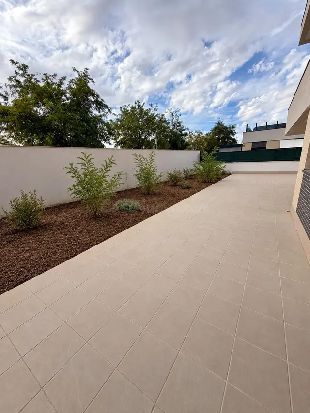 Moderna Planta Baja en Mairena del Aljarafe con Amplio Patio - foto 5