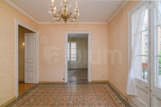 Espectacular vivienda esquinera con siete balcones frente al Mercat del Born — 6