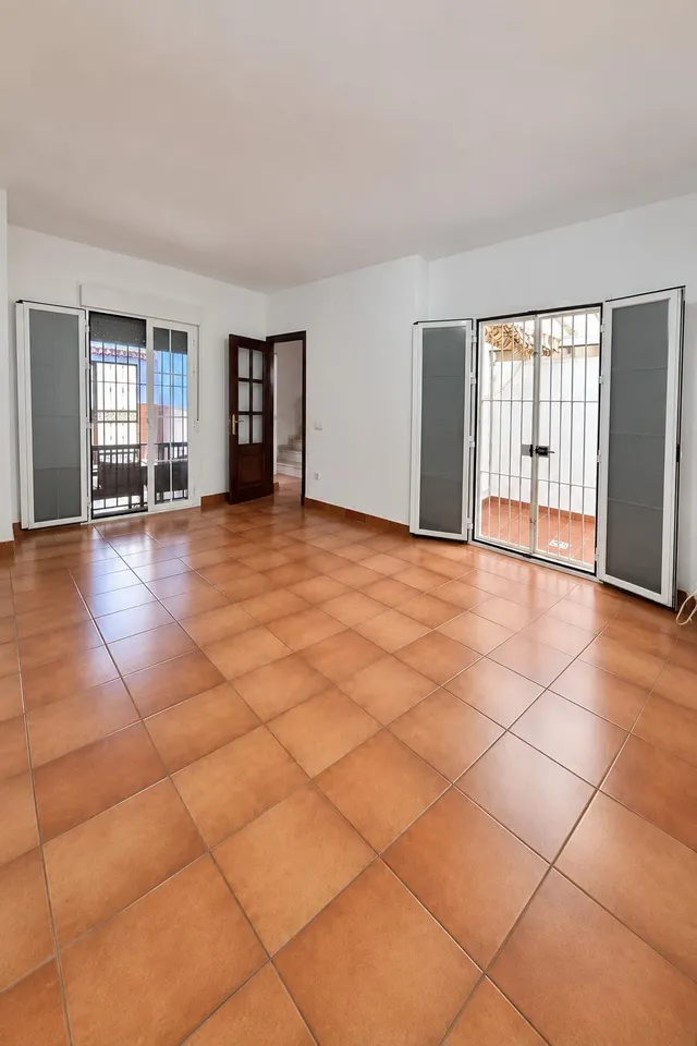 VIVIENDA ADOSADA EN CAMPOSOTO CON PATIOS Y  AZOTEA — 7