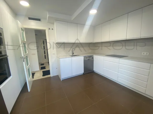 EXCLUSIVA CASA CON ASCENSOR, JARDÍN Y GARAJE PARA 4 COCHES E - foto 5
