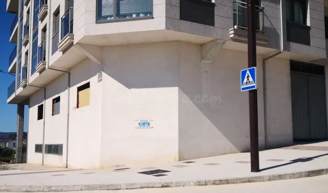 Bajo comercial en Esquina Villa Corcubión con Villa de Negre