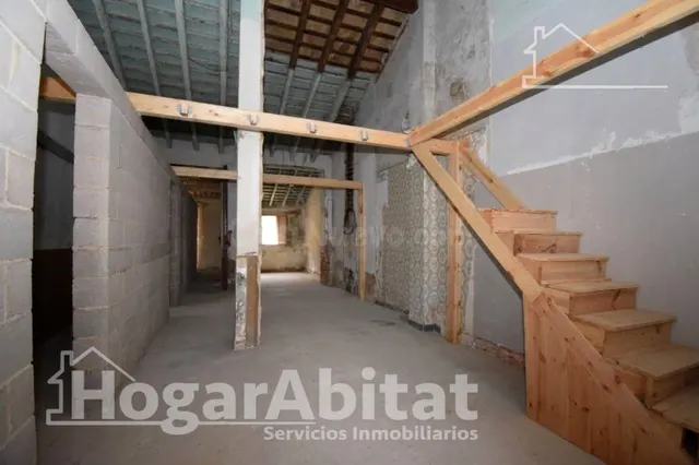 ¡GRAN OPORTUNIDAD! BIEN UBICADA PARA REFORMAR EN TORRENT — 5