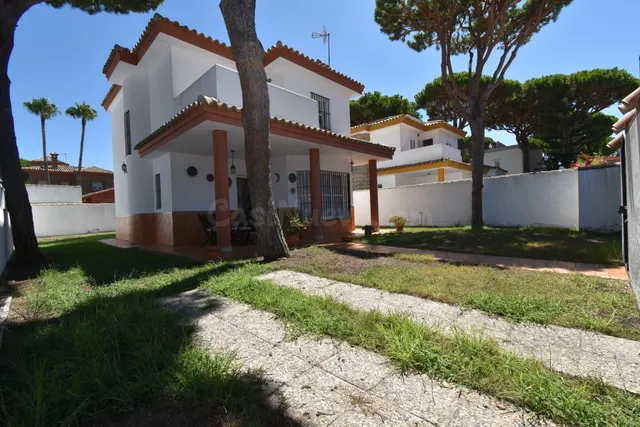 CHALET INDEPENDIENTE EN COSTA SANCTI PETRI A 700 METROS DE LA PLAYA — 2
