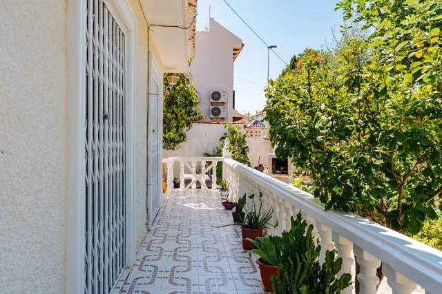 GRAN VILLA EN TORREVIEJA: 3 HAB, 2 BAÑOS - foto 4