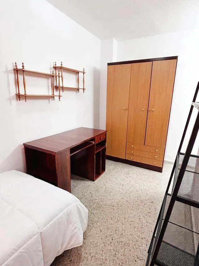 Ático Reformado para Estudiantes con Gran Terraza en Fuentenueva | Ref: DLR00288 — 12