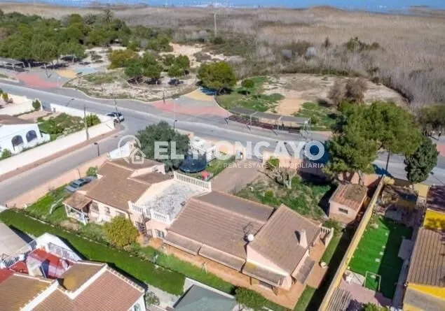 Fantástico chalet independiente con jardín privado en la exclusiva zona de Los Balcones, Torrevieja — 9