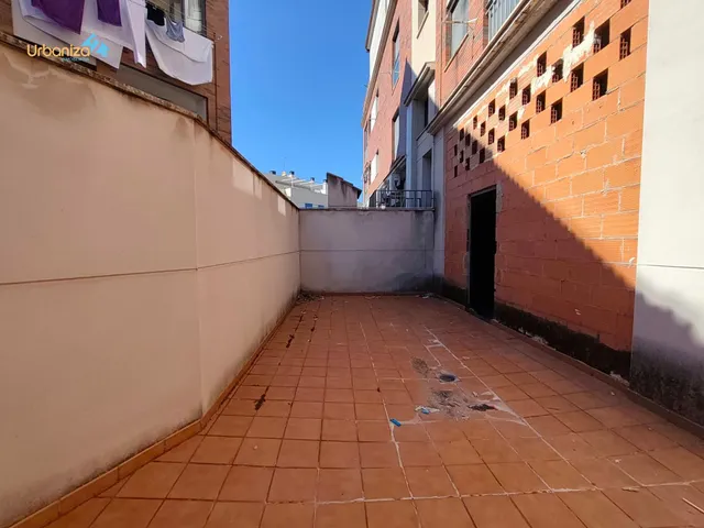 Local en bruto totalmente diafano con un amplio patio ideal para cualquier tipo de negocio — 11