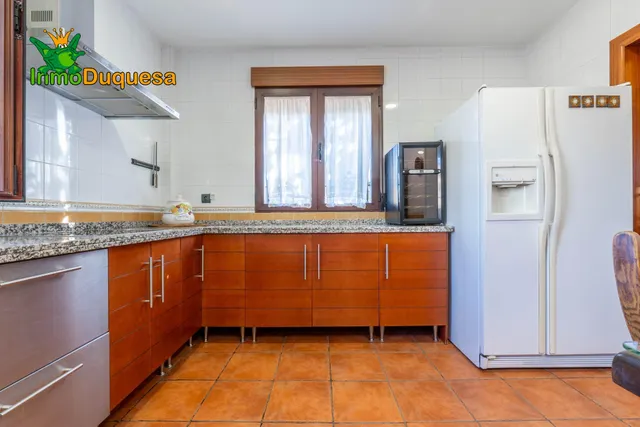 CHALET dividido en dos viviendas con piscina y zona ajardinadas. — 31