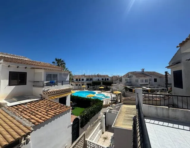 Bungalow en ático con terraza y 2 piscinas comunitarias – Ag - foto 2