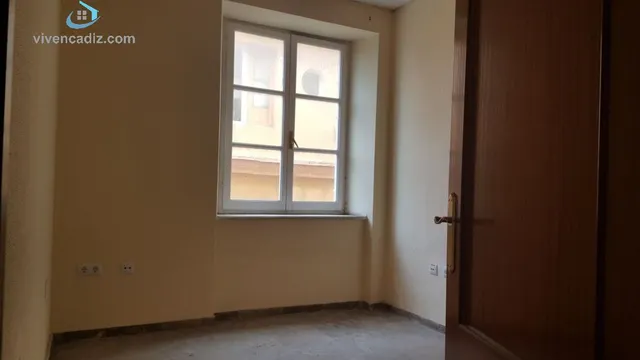 IDEAL INVERSORES. 320 METROS A REFORMAR. PARA OFICINAS O PISOS. — 28